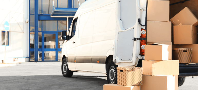 Benefits to Hire a Professional Moving and Storage Company at the Same Time – Let's Get Moving