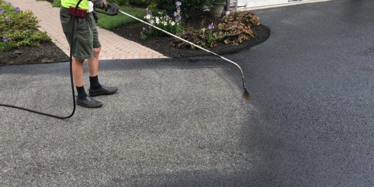 The Top Benefits of Sealcoating Your Driveway