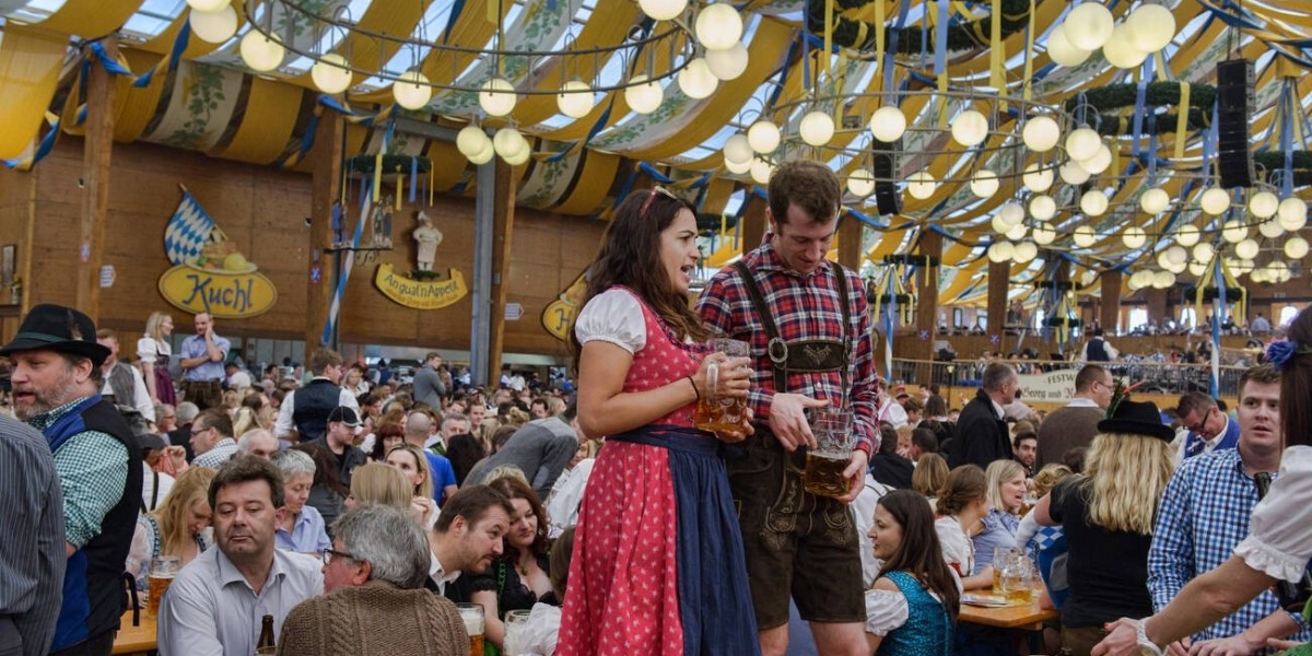 Is it acceptable for tourists to wear traditional Oktoberfest clothing?