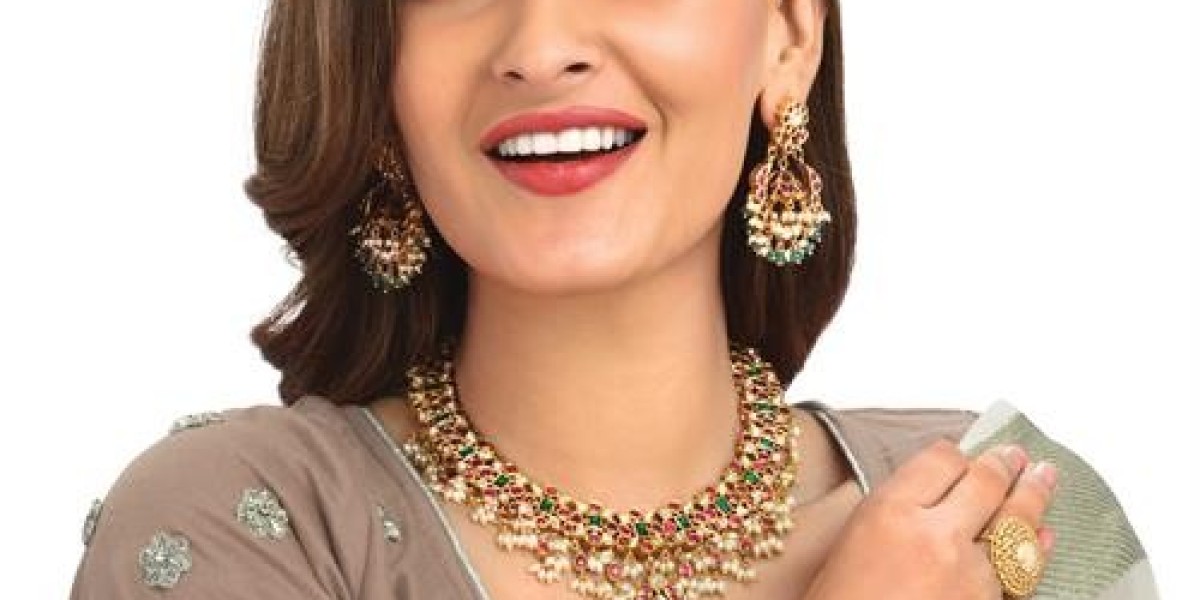 Discover Exquisite Gold Jewellery at Malani Jewelers Near You