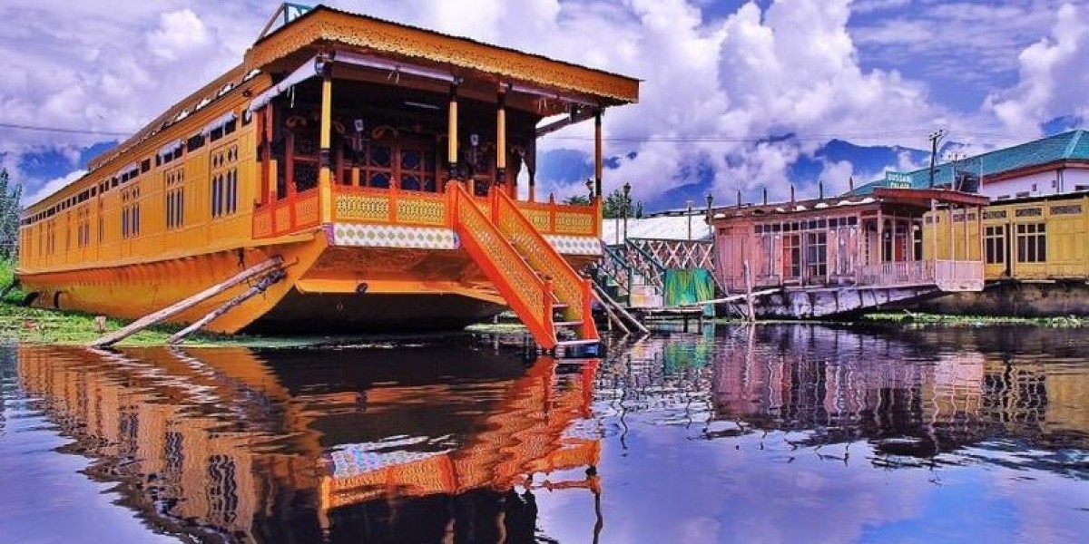 Affordable Getaway with Cheap Houseboats in India