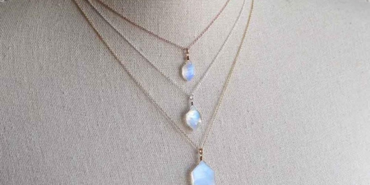 How Moonstone Connects to Lunar Energy and Cycles